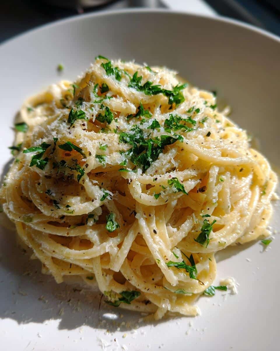 15-Minute Creamy Garlic Pasta. - detail 1