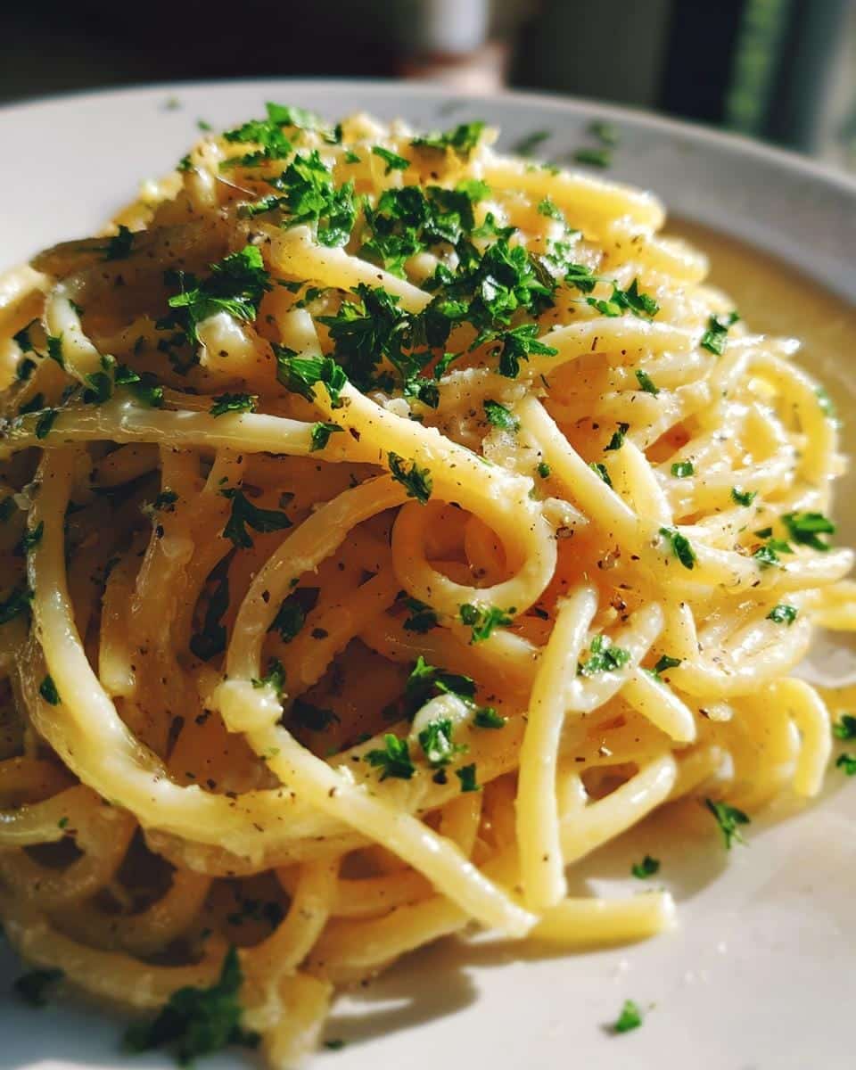15-Minute Creamy Garlic Pasta. - detail 2